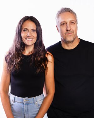 Korine Côté Instagram - Sous le Spot est une émission animée par @arnaudsoly qui nous aide à piéger un proche afin de lui offrir un beau bien-cuit juste assez méchant devant tout le monde sans qu’il ne s’en doute.  Le plaisir que j’ai eu de « roaster » mon bon ami @lebeaumailloux ! 💙  L’épisode auquel j’ai participé est disponible dès maintenant sur @cravecanadafr 📸@marcandre_lapierre_photographe