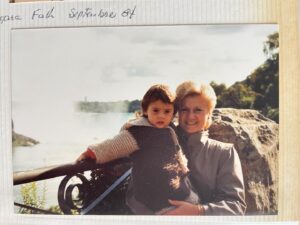 Korine Côté Instagram - Merci mouman pour les belles valeurs, les vacances, le quotidien, les encouragements, le soutien, l’aide et L’AIDE, je l’ai-tu dis?  Merci pour le souper, les jasettes, merci des encouragements, de ta compréhension, de ta présence, de m’écouter brailler au téléphone.  Merci de venir me voir en show, de prendre des photos de la tv quand je passe, merci pour les beaux moments que tu fais passer à Henri.  Et même merci pour la fois où j’étais dans le siège d’enfant du vélo et que t’es rentrée au dep juste en mettant le stand en te disant: « Ça va tenir. Je rentre juste 1 minute. ». Ç’a pas tenu.  Mais c’est pas grave.  Tu t’es excusée, tu m’as consolée, t’as mis un plaster, on est repartie et on a eu du fun.  Parce que c’est ça une mère, ça l’échappe des fois, mais ça reste le pilier.  Merci d’avoir été le mien, encore aujourd’hui.  Je t’aime @carole_guay