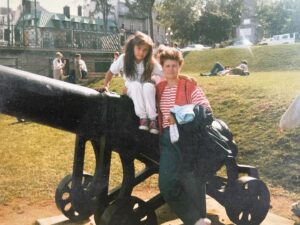 Korine Côté Instagram - Merci mouman pour les belles valeurs, les vacances, le quotidien, les encouragements, le soutien, l’aide et L’AIDE, je l’ai-tu dis?  Merci pour le souper, les jasettes, merci des encouragements, de ta compréhension, de ta présence, de m’écouter brailler au téléphone.  Merci de venir me voir en show, de prendre des photos de la tv quand je passe, merci pour les beaux moments que tu fais passer à Henri.  Et même merci pour la fois où j’étais dans le siège d’enfant du vélo et que t’es rentrée au dep juste en mettant le stand en te disant: « Ça va tenir. Je rentre juste 1 minute. ». Ç’a pas tenu.  Mais c’est pas grave.  Tu t’es excusée, tu m’as consolée, t’as mis un plaster, on est repartie et on a eu du fun.  Parce que c’est ça une mère, ça l’échappe des fois, mais ça reste le pilier.  Merci d’avoir été le mien, encore aujourd’hui.  Je t’aime @carole_guay