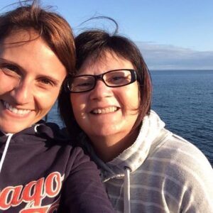 Korine Côté Instagram - Merci mouman pour les belles valeurs, les vacances, le quotidien, les encouragements, le soutien, l’aide et L’AIDE, je l’ai-tu dis?  Merci pour le souper, les jasettes, merci des encouragements, de ta compréhension, de ta présence, de m’écouter brailler au téléphone.  Merci de venir me voir en show, de prendre des photos de la tv quand je passe, merci pour les beaux moments que tu fais passer à Henri.  Et même merci pour la fois où j’étais dans le siège d’enfant du vélo et que t’es rentrée au dep juste en mettant le stand en te disant: « Ça va tenir. Je rentre juste 1 minute. ». Ç’a pas tenu.  Mais c’est pas grave.  Tu t’es excusée, tu m’as consolée, t’as mis un plaster, on est repartie et on a eu du fun.  Parce que c’est ça une mère, ça l’échappe des fois, mais ça reste le pilier.  Merci d’avoir été le mien, encore aujourd’hui.  Je t’aime @carole_guay