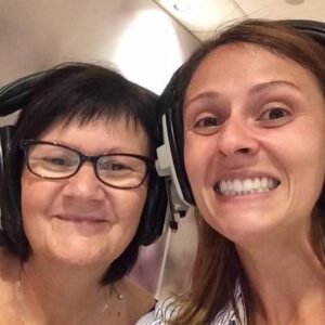 Korine Côté Instagram - Merci mouman pour les belles valeurs, les vacances, le quotidien, les encouragements, le soutien, l’aide et L’AIDE, je l’ai-tu dis?  Merci pour le souper, les jasettes, merci des encouragements, de ta compréhension, de ta présence, de m’écouter brailler au téléphone.  Merci de venir me voir en show, de prendre des photos de la tv quand je passe, merci pour les beaux moments que tu fais passer à Henri.  Et même merci pour la fois où j’étais dans le siège d’enfant du vélo et que t’es rentrée au dep juste en mettant le stand en te disant: « Ça va tenir. Je rentre juste 1 minute. ». Ç’a pas tenu.  Mais c’est pas grave.  Tu t’es excusée, tu m’as consolée, t’as mis un plaster, on est repartie et on a eu du fun.  Parce que c’est ça une mère, ça l’échappe des fois, mais ça reste le pilier.  Merci d’avoir été le mien, encore aujourd’hui.  Je t’aime @carole_guay