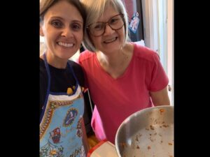 Korine Côté Instagram - Merci mouman pour les belles valeurs, les vacances, le quotidien, les encouragements, le soutien, l’aide et L’AIDE, je l’ai-tu dis?  Merci pour le souper, les jasettes, merci des encouragements, de ta compréhension, de ta présence, de m’écouter brailler au téléphone.  Merci de venir me voir en show, de prendre des photos de la tv quand je passe, merci pour les beaux moments que tu fais passer à Henri.  Et même merci pour la fois où j’étais dans le siège d’enfant du vélo et que t’es rentrée au dep juste en mettant le stand en te disant: « Ça va tenir. Je rentre juste 1 minute. ». Ç’a pas tenu.  Mais c’est pas grave.  Tu t’es excusée, tu m’as consolée, t’as mis un plaster, on est repartie et on a eu du fun.  Parce que c’est ça une mère, ça l’échappe des fois, mais ça reste le pilier.  Merci d’avoir été le mien, encore aujourd’hui.  Je t’aime @carole_guay