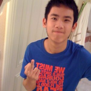 Korn Khunatipapisiri Instagram - พระเอกหลบไป สก๊อยเชิญเขัามา มาแล้วครับ รูปยุค ไดโนเสาร์ 6years ago เด็กขอนแก่นหัวเกรียนคนหนึ่งเดินทางไปเที่ยว มาเก๊า จินตนาการว่าจะใส่เสื้อสูทเข้าไปเล่นคาสิโน พอไปถึงอายุไม่ถึง เสื้อสูทไม่มี มีแต่เสื้อยืดบ้านเกิดขอนแก่นชิคๆ ของผม จึงกลับมาชิคกิด๊าว อยู่ที่ห้องคนเดียว ดูนิ้วก็รูัว่าสั้นแค่ไหน 5555 #มาเก๊าเหงาหงอย #หมาหงอยของเก๊า