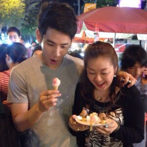 Korn Khunatipapisiri Instagram - เกิดมารักที่1เลย คือคนที่ถือไอติมทำหน้ามีความสุข 👦❤👩 มามี๊โป๊ะโก๊ะ 😂🙈 #ท่าคุณหาคนจริงใจรอบตัวยาก #รักครอบครัวให้ดีที่สุดดีกว่า #ท่าวันหนึ่งเจอคนที่ใช่ #ก็รักคนๆนั้นให้เท่ากับคนที่อยู่ในภาพนี้ #อิอิ #น่ารักก่อนนอน