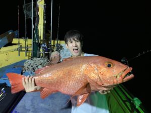 Korn Khunatipapisiri Instagram - ใช้ชีวิตแบบนี้ สุดจริงๆ หมายถึงเมาคลื่น เมาเรือ เมาแดด 3วัน3คืน ทรมานสุดๆ ฮาๆ  นี่คือการออกเรือบนทะเลอันดามัน เพื่อให้ทุกคนได้ดู การออกตามล่าปลายักษ์หลากหลายแบบ จบครับ 3ตัวนี้เป็นปลาที่หาตัวเจอในทริปนี้ แต่ยังไม่หมด มีในคลิปที่ถ่ายมาด้วย แต่ตอนนี้.. พอแล้ว ไม่เอาแล้ว เมาเรือ ยอมแพ้ 😱💦👍 #ออกล่ากิน #HIEND