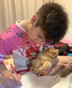 Korn Khunatipapisiri Instagram - ลูกก็อ้อน งานก็ต้องทำ🤦‍♂️ (ชุดนอนหมดต้องยืมของคนอื่นครับ)