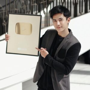 Korn Khunatipapisiri Instagram - วันนี้มารับโล่ทอง YOUTUBE 1M SUB ..
บอกเลยว่านี่มันเป็นรางวัลที่มีStoryของคนที่ไม่ได้เรื่อง แต่พยายาม และรวบรวมความกล้า ในการเริ่มใหม่และใช้เวลาทำสร้างมันขึ้นมา หลังจากนี้ จะเกิดอะไรขึ้น ใครจะดูถูก ใครจะไม่เข้าใจ บอกตัวเองไว้ ให้กำลังใจตัวเองไว้ เชื่อในความลำบากของตัวเอง เชื่อในPassionของเราวันหนึ่งเราจะทำมันได้ .. เรามาถึงจุดนี้แล้วนะ จากวันนั้นที่นั่งคิดอยู่คนเดียวหน้าคอม 😁💕
ปล. ขอบคุณเพื่อนๆทีมงาน ขอบคุณฟ่านๆลูกสาว ขอบคุณครอบครัวที่คอยสนับสนุน สุดท้าย ขอบคุณทุกคน ที่คอยให้กำลังใจกันครับ 🙏
