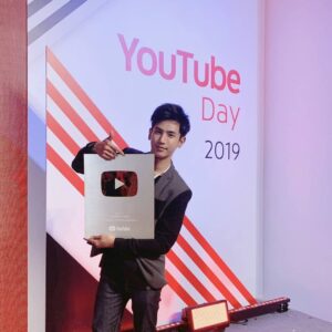 Korn Khunatipapisiri Instagram - วันนี้มารับโล่ทอง YOUTUBE 1M SUB ..
บอกเลยว่านี่มันเป็นรางวัลที่มีStoryของคนที่ไม่ได้เรื่อง แต่พยายาม และรวบรวมความกล้า ในการเริ่มใหม่และใช้เวลาทำสร้างมันขึ้นมา หลังจากนี้ จะเกิดอะไรขึ้น ใครจะดูถูก ใครจะไม่เข้าใจ บอกตัวเองไว้ ให้กำลังใจตัวเองไว้ เชื่อในความลำบากของตัวเอง เชื่อในPassionของเราวันหนึ่งเราจะทำมันได้ .. เรามาถึงจุดนี้แล้วนะ จากวันนั้นที่นั่งคิดอยู่คนเดียวหน้าคอม 😁💕
ปล. ขอบคุณเพื่อนๆทีมงาน ขอบคุณฟ่านๆลูกสาว ขอบคุณครอบครัวที่คอยสนับสนุน สุดท้าย ขอบคุณทุกคน ที่คอยให้กำลังใจกันครับ 🙏