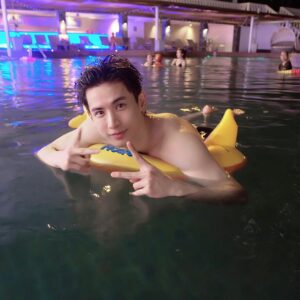 Korn Khunatipapisiri Instagram - 💦 ครอบครัวกับกระผมยังคงเล่นน้ำอยู่เด้อจ๊ะ คริๆ.
#อู๋จุนน้ำเยอะ #มีน้ำอะไรบ้าง? #น้ำทะเล #น้ำสงกรานต์ #ต่อด้วยสระว่ายน้ำ #เยอะแยะไปหมด #อยากลองเล่นอีกน้ำ #กับสาวน่ารักๆ #น้ำอะไรดีน้าาาา #น้ำตกละกัน #น่าจะสนุก #อ่ะเลิกพิม #จะกลับกรุงเทพ #ขับรถแปป #9ชม #เทศกาลจบ #รถอย่างติด #คะคะคะ #คุณหนู 💦