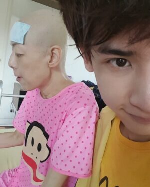 Korn Khunatipapisiri Instagram - เหนื่อยใจ ใจมันล้ามากๆ ทุกๆคืน ต้องเข้าใจความจริงบนโลกใบนี้ แม่เกือบทุกคนรักลูกมากกว่าดวงใจของตนเอง และลูกเกือบทุกคนก็เช่นกัน ในมุมมองของลูกคนนี้ แต่ไหนแต่ไร ทำทุกอย่างเพียงให้แม่ภูมิใจ เพียงเพราะหันหลังกลับไปมีแม่คอยค้ำจูง คอยเป็นกำลังใจ เราจึงสามารถเดินก้าวต่อไปได้ไม่ว่าโลกทุกวันนี้มันจะเลวร้ายแค่ไหน เราไม่มีทางรู้เลยหากไม่มีแม่แล้ว เราจะอยู่ยังไง วันหนึ่งถ้าแม่เราแก่ไป จากเราไปเราจะเสียใจแค่ไหน .. แต่แล้ว ความจริงมันน่ากลัวมากกว่าที่เราคิด โรคร้ายได้พรากแม่จากลูกคนนี้ไปแบบไม่ทันได้เตรียมใจ แค่รู้ว่าป่วยก็เสียใจสุดขั้วหัวใจแล้ว การเห็นแม่เราทรมาน นั้นเจ็บยิ่งกว่า ภาพและความรุ้สึกยังติดตาและอยู่ในความรู้สึกที่ไม่อาจโยนทิ้งไปได้ ภาพแม่เราตอนเลี้ยงเรามา ยิ้มให้เรา ภุมิใจเรา ถึงมันจะไม่มีแล้ว แต่แม่ของลูกสอนให้รู้จักปล่อยวาง รักครอบครัว มีสติ ..แต่ไหนแต่ไรผมเป็นลูกคนเล็ก โดนโอ๋มาแต่เด็ก ตอนนี้ผมต้องยืนด้วยตัวเอง จัดการทุกอย่างเอง ใกล้จะเรียนจบแล้ว สุดท้าย ที่อยากจะบอกคือ ม๊า เรามีโอกาสอยู่บนโลกนี้ด้วยกันแค่21ปีก็จริง แต่ความจริงคือ จิตวิญญาณของลูก มีให้ม๊าตลอดไป ไม่มีวันจาง 100กว่าวันมานี้ ไม่มีวันไหนไม่คิดถึง ทุกหยดน้ำตาขอให้เปลี่ยนเป็นความรุ้สึกที่ส่งไปถึงม๊า ขอให้รับรุ้ว่าคิดถึง ขอให้รู้ว่าลุกคนสุดท้องที่ม๊าห่วงที่สุด จะเติบโตเป็นคนเก่งกว่าที่ม๊าตั้งใจไว้ ไม่ว่าจะอีกกี่ปี ลูกจะเล่าความดีของม๊าให้ทุกคนฟัง #วาเลนไทหรือวันไหนๆทุกวันคือวันของม๊าคนเดียว #รักมากตลอดไปคิดถึงสุดหัวใจจากลูกชายของม๊า พักให้สบายนะครับ..คิดถึงเสมอ ถ้าหาก อนาคต คนเราเกิดได้อีก ถ้าชาติหน้าจะเกิดมายากดีมีจนแค่ไหนไม่หวั่นขอเกิดเป็นลุกม๊า และ ได้ดูแลม๊าทุกๆชาติไปก็พอ.
