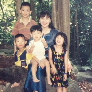 Korn Khunatipapisiri Instagram - น่ารักตั้งแต่เด็กแล้วรู้ยัง สองนิ้วสุ้วตาย 😂
 ม๊าสวย♡