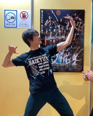 Kosuke Asuma Instagram - 【ハイキュー‼︎】10周年おめでとうございます。

今日は岩ちゃん役のあれんくんと神戸でトークショーに参加してきました！！！！！╰(*´︶`*)╯♡

来てくれた皆様楽しんでくれましたか？
僕はすごい懐かしい気分になりました😢

座長の健太くんと達成くん（
達成一派）の動画も見ててすごい嬉しかったな〜

【勝者と敗者】は役者人生で1番きつくて、しんどくて、大変な舞台だった。けどそれを乗り越えたから、今もずっと俳優として何があっても乗り越えられる。
　

自信に繋がった作品でもあるな！！！！！
　
　
これからも【ハイキュー‼】︎がずっと長く愛されますように。

及川さん演じれて幸せでした🏐

人生が変わったよ

及川さんのように
世界で活躍できる人になれるように頑張ります😌