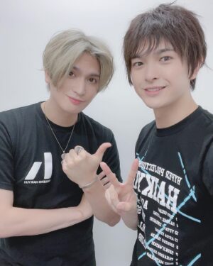 Kosuke Asuma Instagram - 【ハイキュー‼︎】10周年おめでとうございます。

今日は岩ちゃん役のあれんくんと神戸でトークショーに参加してきました！！！！！╰(*´︶`*)╯♡

来てくれた皆様楽しんでくれましたか？
僕はすごい懐かしい気分になりました😢

座長の健太くんと達成くん（
達成一派）の動画も見ててすごい嬉しかったな〜

【勝者と敗者】は役者人生で1番きつくて、しんどくて、大変な舞台だった。けどそれを乗り越えたから、今もずっと俳優として何があっても乗り越えられる。
　

自信に繋がった作品でもあるな！！！！！
　
　
これからも【ハイキュー‼】︎がずっと長く愛されますように。

及川さん演じれて幸せでした🏐

人生が変わったよ

及川さんのように
世界で活躍できる人になれるように頑張ります😌