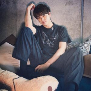 Kosuke Asuma Instagram - 遊馬晃祐と「@ABCEREAL」のコラボTシャツが7/3(土)21:00より受注開始します！！！
.
ABCEREALのベーシックな半袖Tシャツはドルマンタイプの袖切り替えが無いオーバーサイズのTシャツです。
.
デザインはよくゴールデンレトリーバーに似てるねと言われるので自分をそれに例えて、大好きなバレーボールと小さなロゴで自分の好きな言葉をいれました(*ﾟ∀ﾟ*)
.
たくさん相談をして、共同でデザインしました🔥写真はいつもの雰囲気とは違った珍しいインドアな僕ですね。笑
.
オンラインショップでの商品ページはインスタプロフィールのリンクよりご覧頂けます🙇‍♂️🙇‍♂️
.
お客様へのお届けは20年9月上旬〜中旬を予定しています。みんなで一緒に着ようね(●´ω｀●)
「@_abcereal_」
「@asumakosuke1020」
