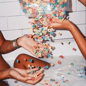 Kota Eberhardt Instagram - Taste like monday, waste like sunday 🍼 @juliaupdegraph #cartoonsandcereal #yum #weekend #currentmood #inspiration #brunchdoneright #fruitloopsalldamnday #takemeback