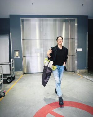 Koyuki Instagram - 広告の撮影終わり、スタジオ外にて。
今日はデニムにジャケットでした。
仕事後のプライベートショットなのでいつもすっぴん撮りがちですみません。

staff K