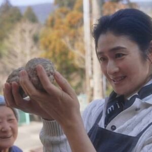 Koyuki Instagram - NHK Eテレ「小雪と発酵おばあちゃん」
今回は長崎県対馬の"せんだんご"

初回放送日：2024年5月26日18:30〜

作るのに千の手間がかかるから「せんだんご」。サツマイモが原料ですが、似ても似つかない姿に変身していきます。４か月かかるという大変な製造過程をお見せします！

対馬にしかない発酵食「せんだんご」。サツマイモを砕いて発酵させて丸めてカビを生やしてでんぷんを取り出してさらに丸めて乾燥させて・・・と果てしない手間がかかります。傷みやすいサツマイモを保存食にする対馬の人々の知恵、世界的にも珍しい食べ方だそうです。４か月かかる過程の最後に参加した小雪もその大変さにびっくり。さらにその「せんだんご」、モッチモチの麺「ろくべえ」になるんです！

#NHK
#Eテレ
#小雪と発酵おばあちゃん
#発酵食