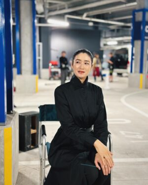 Koyuki Instagram - 7月ドラマの情報が解禁されましたので、
時々撮影の様子も投稿していきます！

先日のロケの合間のオフショット📷

#ドラマ
#スカイキャッスル
#テレビ朝日