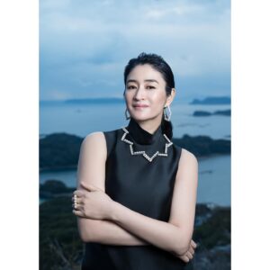 Koyuki Instagram - 書店にて発売中の
小学館「和樂」6・7月号

今回の号では長崎県九十九島を訪ね、
TASAKIの"美しいアコヤ真珠が生まれる秘密を紐解く旅"をさせていただきました。

養殖される過程を見せていただいたり、
海から引き上げて真珠を取り上げたり、
とても貴重な体験をさせて頂きました。

そして、とても繊細に丁寧に育てられた一粒一粒の真珠を
粒を揃えて美しく仕上げられたTASAKIのジュエリーを着け、九十九島の小さな島々が見渡せる絶景で撮影しました。

是非、誌面もご覧ください。

#小学館
#和樂
#TASAKI
#Perl
#アコヤ真珠
#九十九島