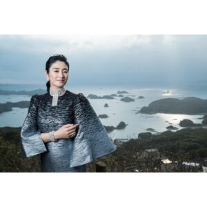 Koyuki Instagram - 書店にて発売中の
小学館「和樂」6・7月号

今回の号では長崎県九十九島を訪ね、
TASAKIの"美しいアコヤ真珠が生まれる秘密を紐解く旅"をさせていただきました。

養殖される過程を見せていただいたり、
海から引き上げて真珠を取り上げたり、
とても貴重な体験をさせて頂きました。

そして、とても繊細に丁寧に育てられた一粒一粒の真珠を
粒を揃えて美しく仕上げられたTASAKIのジュエリーを着け、九十九島の小さな島々が見渡せる絶景で撮影しました。

是非、誌面もご覧ください。

#小学館
#和樂
#TASAKI
#Perl
#アコヤ真珠
#九十九島