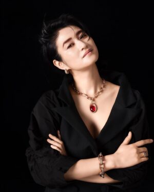Koyuki Instagram - 9月1日発売
小学館「和樂」10-11月号
ハイジュエリー連載
今回はポメラートです。

photo:下村一喜
@kazuyoshi_shimomura 

styling:押田比呂美
@oshida.hiromi 

hair&make up:市川土筆

#magazine
#小学館
#和樂
#ポメラート
#pomellato