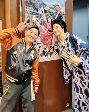 Koyuki Instagram - NHK朝ドラ
ブギウギの撮影風景🎥
オフショット

黒田さんとのシーンが多く
楽しい現場です。

3枚目>方言始指導の一木先生には
厳しく優しくとてもお世話になってます。

#趣里 #水上恒司／#草彅剛 #生瀬勝久 #小雪 #近藤芳正
#富田望生 #陰山泰 #黒田有 #えなりかずき #友近 
#ブギウギ #朝ドラ