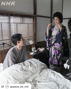 Koyuki Instagram - #repost @asadora_bk_nhk
病室セットでの撮影中。
小雪さんの元気なポーズに水上さんも思わず笑ってしまいます😄

愛助さんとトミさんのシーンは意見がぶつかる場面が多いこともあって、ピリッと緊張するのですが、言い争っていてもどこか品のある親子なお二人です。

#水上恒司 #小雪
#愛助さん #トミさん
#ブギウギ #朝ドラ #オフショット