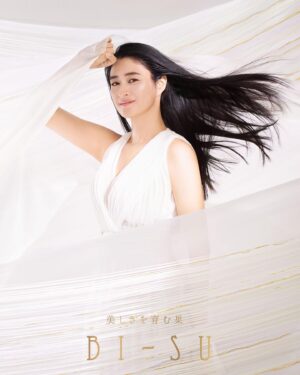 Koyuki Instagram - アンバサダーを務めさせていただいている
"美巣"の新しいビジュアルが発表されました。

巣立った後のアナツバメの巣のみを、自然やアナツバメの生態系を傷つけず丁寧にひとつひとつ手で採集する事にこだわるBI-SU。
ツバメの巣の中に含まれるシアル酸の知られざる体への効果は、今も日々研究され発表されています。

シアル酸は人の母乳や唾液などに多く含まれ、糖鎖の構成成分として細胞同士の情報伝達に関わっているもの。
免疫機能を整えてウイルスや菌などから体を守るといわれており、ツバメの巣にはローヤルゼリーの約200倍のシアル酸が含まれているので、ウイルスや花粉などの侵入を防ぐことで免疫力のアップも期待されています。

#repost @bi_su_official 
＜小雪さんの新ビジュアルが完成＞

新ビジュアルのテーマは「美しさを育む巣」。

マレーシアボルネオ島にてアナツバメが1ヶ月かけて紡ぎ出す天然アナツバメの巣は、日本のツバメの巣とは全く異なる見た目と希少性から白い宝石とも呼ばれます。

そこで、繊維が幾重にも折り重なったような繊細さを、輝きのある布の重なりで表現。
白い世界はニセモノや養殖物が多い中でも「天然物・本物」にこだわり続ける、清廉潔白な私たちの意思を意味し、小雪さんの美しく、凛とした眼差しはツバメの巣の無限の可能性が広がる未来を見つめています。

「何かの犠牲の上に、自分の美と健康があってはならない。」

今後も、BI-SUは小雪さんとともに、「アナツバメの巣」を通して、世界中に驚きと幸せをお届けします。

#bi_su #美巣
#天然アナツバメの巣
#サステナブルブランド
#ツバメの巣美容法
#小雪 #koyuki #燕窩 #シアル酸 #サステナブル #sdgs #アナツバメ #生態系 #保護活動 #社会貢献 #環境保護 #エシカル #動物愛護 #健康 #美容 #エイジングケア #健康食品 #免疫力 #swiftletnest #natural #organic #beauty #health
