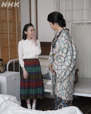 Koyuki Instagram - repost @asadora_bk_nhk 

ドラマの中ではスズちゃんに冷たい視線を投げかけたトミさんですが、#趣里 さんと #小雪 さんに戻ったお二人は楽しそうにおしゃべりされていました。

結婚がかなったらこのお二人も家族です。そんなシーンを見てみたいですね😊

現場からのオフショットでした！

#ブギウギ