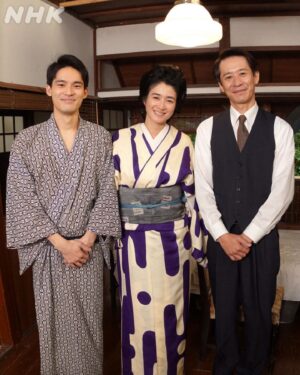 Koyuki Instagram - #repost @asadora_bk_nhk 
愛助さんの病室シーンは物語の順を追いながら、一気に集中して撮影されました。

だんだんと弱っていってしまう命の灯を、大切に丁寧に表現してくださった愛助さん、トミさん、矢崎さんです。

撮影中は緊張感が張り詰めていましたが、すべてのシーンを撮影後ホッとした3人のオフショットをお届けします。

つらく悲しい一方で、慈しみでいっぱいのシーンになりました。

#水上恒司 #小雪 #三浦誠己
#愛助さん #トミさん #矢崎さん
#ブギウギ #朝ドラ #オフショット
