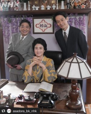 Koyuki Instagram - 今週、来週は村山トミ、ちょこちょこ登場します。
写真は村山興業の社長室で、黒田さんと三浦さんと記念撮影、オフの時は終始黒田さんのお話しで現場は和気あいあいでした。

#repost @asadora_bk_nhk 
愛助さんと自分たちの会社に大きな愛を持っている村山興業の3人📸
オフショットでは優しい笑顔を見せてくださいました😊

残酷な選択をスズ子に迫るトミさんですが、トミさん自身も村山興業の社長として、愛助さんの母親として、厳しい時代を生き抜いてきた女性として、これまで様々な選択をしてきた人です。

スズちゃんとトミさんもいつかこんな笑顔で語り合える、そんな日が来るといいのですが…
今はまだ難しそうです。

#小雪 #黒田有 #三浦誠己
#トミさん #坂口さん #矢崎さん
#ブギウギ #朝ドラ #オフショット