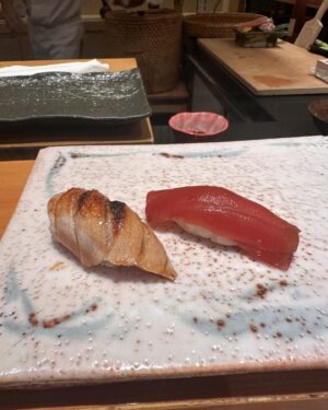Krirkphol Masayavanich Instagram - เก็บโอมากาเสะในเครือ Sushi Ichizu ครบ 2 ร้านเลย ปกติทาน Sushi Ichizu ประจำอยู่แล้ว

เค้าเเตกไลน์ร้านใหม่ ‘ร้านKokoro Omakase’ ร้านโอมากาเสะในห้าง คอนเซปต์ Everyday Omakase คุ้มมากให้เยอะถึง 20 คำ ทุกคอร์สมีอูนิ เชฟก็มาจาก ร้าน Ichizu ด้วย