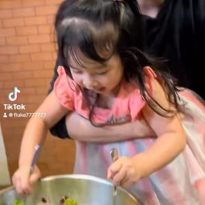 Krirkphol Masayavanich Instagram - คุณหนู @babynatashacm ทำ Lawry’s famous spinning bowl salad ชามแรกในไทย ให้พวกเราชิมกันในคืนนี้ June 18 , 2024