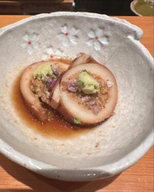 Krirkphol Masayavanich Instagram - เก็บโอมากาเสะในเครือ Sushi Ichizu ครบ 2 ร้านเลย ปกติทาน Sushi Ichizu ประจำอยู่แล้ว

เค้าเเตกไลน์ร้านใหม่ ‘ร้านKokoro Omakase’ ร้านโอมากาเสะในห้าง คอนเซปต์ Everyday Omakase คุ้มมากให้เยอะถึง 20 คำ ทุกคอร์สมีอูนิ เชฟก็มาจาก ร้าน Ichizu ด้วย