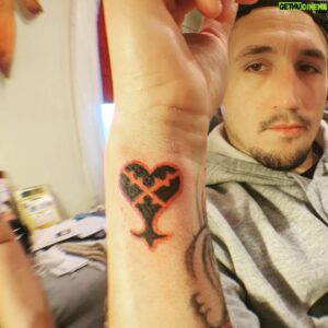Kris Moutinho Instagram - My baby @blaizehayes hooking me up with alittle ink and bringing me back to my childhood 
.
.
.
#soulless #kingdomhearts #heartlless