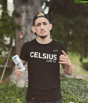 Kris Moutinho Instagram - @celsiusofficial arctic vibe helping me power through my road work & shadow boxing on this beautiful New England day
.
.
.
 #celsiusofficial #celsiuslivefit #celsiusbrandpartner #soulless