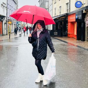 Krisse Salminen Instagram - Siis. Unelmien retki Irlannin länsirannikolle!
Taas muistin että oon elänyt siellä satoja vuosia sitten. Meri, sumu, lampaat, värikkäät talot, fish&chipsit, pubit, pubeissa livemusiikki ja huumori-ihmiset. Täydellistä. 
Kiitos matkaseura eli my irish sister ja parhaat ukkelit❤️💚❤️💚☀️