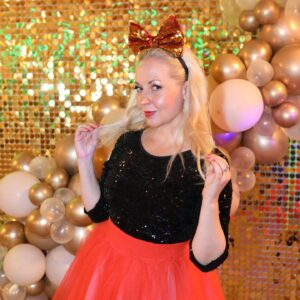 Krisse Salminen Instagram - Mikä riemureissu Turus! 💛🥂
Äipän synttärit, parhaat sapuskat, upee Cabaret, yölliset pölötykset parisängyssä ja lopuks vielä keikka mielettömässä Turun linnassa jossa muistaakseni kävin syntymässäkin 1300-luvun alussa✨
Kaarina kiittää kaikkia onnitteluista ja suunnittelee jo isoja 9kymppisiä!
❤️❤️❤️❤️❤️