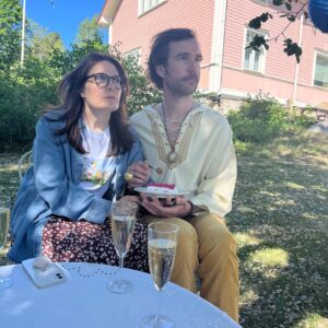 Krisse Salminen Instagram - No vielä vähän muistelen kuvauksia. 
Niin hauskat 6 viikkoa! Ens vuoden alussa EHKÄ jo näette televiisiosta ja ATKsta (ajankohdasta myöhemmin infoa)
Rakkaat lapset 2.kausi. Parasta huumoria ja valtavasti karismaa! 
Ihanaa juhannusta hei💛🩷☀️