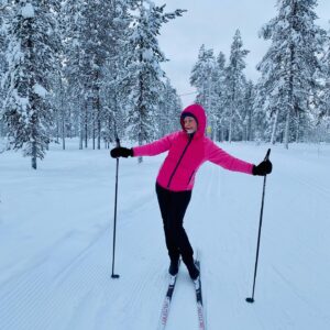 Krisse Salminen Instagram - KIITOS ihanin Äkäslompolo ja rakkaat kälättäjät
 @ullahirvas & @kirsiylijoki 🩵🩵
Hiihettiin pakkasessa, otettiin muotikuvia ja laulettiin neljä tuntia karaokessa niin upeesti että 
koko kylä sekos! 
Saatiin myös uusia internationalfriends kun asuttiin söpöimmässä hostellissa @7fellshostel ❤️❤️
We laav lappi!
#muotimuijjat #reilaajat #karaokequeens