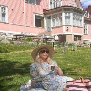 Krisse Salminen Instagram - Ollaan oltu kesätöissä jo kolme viikkoa! 
Niin kauniit kelit ja mukava henkilökunta!
Ja käsikirjoitus on priimaa. Onnenmyyrät.☀️💛🩷🌸
#rakkaatlapset2 #finnishhumour