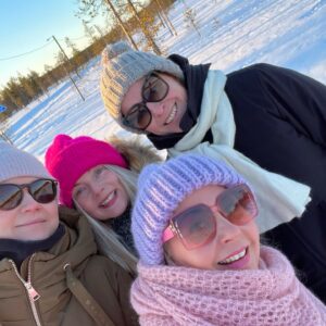 Krisse Salminen Instagram - Lahenvosujen urheilu-virkistys-tilitys-elämysleiri Äkäslompolossa❤️💜🩵🩷💛
Onneks tutustuin näihin ihan parhaana syksynä 1988!
On hiihetty, saunottu, uitu revontulien alla ja syöty sipsejä. Huomenna omaan sohvaan. 
#lovelovelove #sportlovet #ylikunto