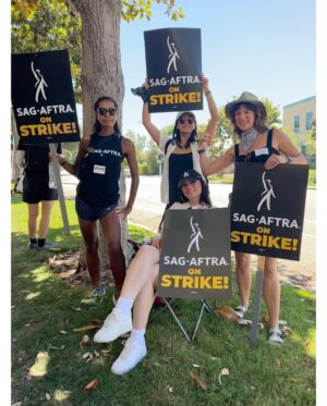 Kristen Ariza Instagram - Day 1: @sagaftra STRIKE 🪧
WE👏🏾DIDN’T👏🏾COME👏🏾TO👏🏾PLAY
.
I’ve been a member for 23 years and I couldn’t be more proud of my Union than I am right now! ❤️

The livelihoods of fellow and future members is at stake. What we want is simple—a fair contract
•
•
#lfg #happystrikeday #actors #wga #iatse #dga #unionstrong# #actorslife🎭 #walkitout 💪🏾