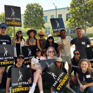 Kristen Ariza Instagram - Day 1: @sagaftra STRIKE 🪧
WE👏🏾DIDN’T👏🏾COME👏🏾TO👏🏾PLAY
.
I’ve been a member for 23 years and I couldn’t be more proud of my Union than I am right now! ❤️

The livelihoods of fellow and future members is at stake. What we want is simple—a fair contract
•
•
#lfg #happystrikeday #actors #wga #iatse #dga #unionstrong# #actorslife🎭 #walkitout 💪🏾