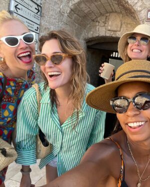 Kristen Ariza Instagram - 16 people in a house on the Italian countryside. It’s very much giving #whitelotus vibes 🫣 and could’ve easily turned into a version of Real World vs Road Rules😜 But we are having us a time I tell ya! And we still got plenty of days left. ♥️ this crew 
•
#italy 🇮🇹 #pistolapeople #photodump #summer2023☀️🏖 #allthebread #allthewine #allthethings 🍷 🥖 🧀