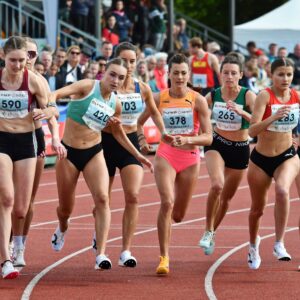 Kristiina Mäki Instagram - Start 🤣
PB for 1K
Next stop: Extraliga 11.5. Juliska
Foto: @_mikesovam_
#running #pliezhausen #puma #kpmg