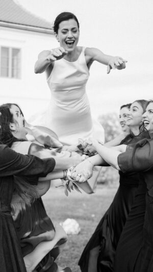 Kristiina Mäki Instagram - Bridesmaids fun 
~
Foto: @annakleckova_ph 
#wedding #23923