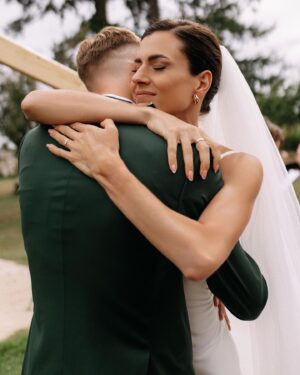 Kristiina Mäki Instagram - First kiss, first hug. 
~
Photo: @annakleckova_ph 
#23923