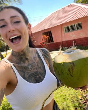 Kristina Bisson Instagram - 🥥 une fille heureuse