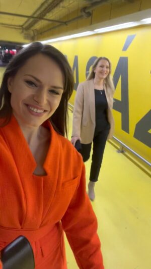Kristína Kanátová Instagram - My dve s maminou sa nevieme odfotiť tak, aby ani jedna práve nežmurkla alebo niečo nehovorila - selfie videá sú nová výzva 😂🫶🏼

👘 @buffetclothing 🇸🇰